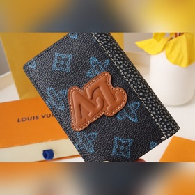 Изготовлен из ткани Monogram синим узором на темном фоне, украшен