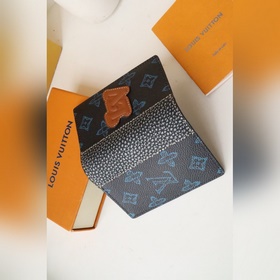 Изготовлен из ткани Monogram синим узором на темном фоне, украшен