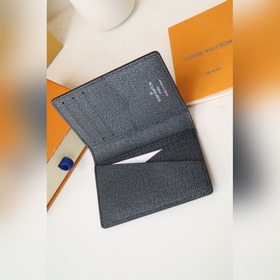 Изготовлен из ткани Monogram синим узором на темном фоне, украшен