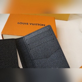 Изготовлен из ткани Monogram синим узором на темном фоне, украшен