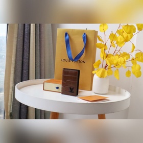 Карман для карт , изготовлен из кожи аллигатора, имеет просторное