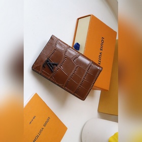 Карман для карт , изготовлен из кожи аллигатора, имеет просторное
