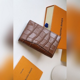 Карман для карт , изготовлен из кожи аллигатора, имеет просторное