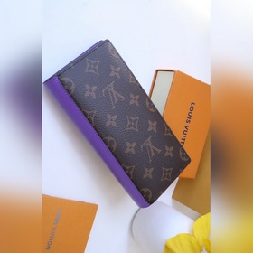Этот кошелек Brazza выполнен из ткани с покрытием Monogram Macass