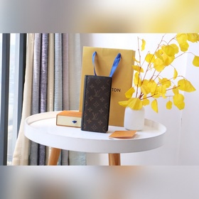Этот кошелек Brazza выполнен из ткани с покрытием Monogram Macass