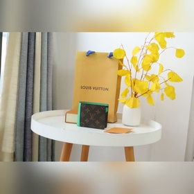 Новый мужской кошелек. Этот кошелек Multiple изготовлен из матери