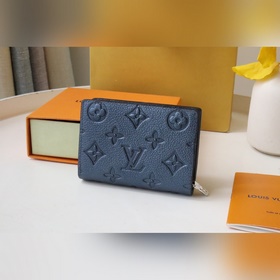 Этот кошелек Cléa изготовлен из мягкой кожи Monogram Empreinte с