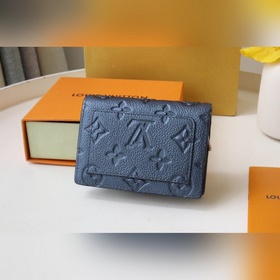 Этот кошелек Cléa изготовлен из мягкой кожи Monogram Empreinte с