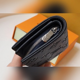 Этот кошелек Cléa изготовлен из мягкой кожи Monogram Empreinte с 
