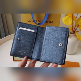 Этот кошелек Cléa изготовлен из мягкой кожи Monogram Empreinte с 