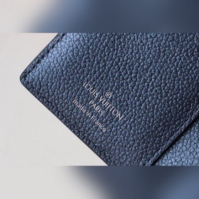 Этот кошелек Cléa изготовлен из мягкой кожи Monogram Empreinte с 