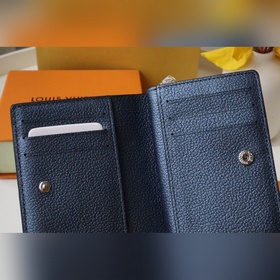 Этот кошелек Cléa изготовлен из мягкой кожи Monogram Empreinte с 