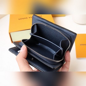 Этот кошелек Cléa изготовлен из мягкой кожи Monogram Empreinte с 