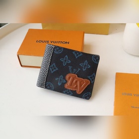 Изготовлен из ткани с покрытием Monogram в ретро-стиле синего цве