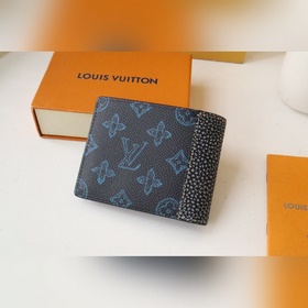 Изготовлен из ткани с покрытием Monogram в ретро-стиле синего цве