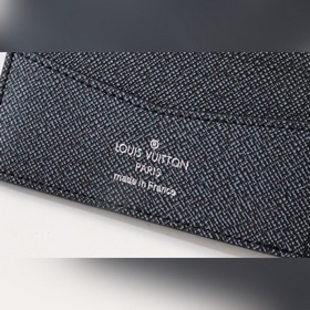Изготовлен из ткани с покрытием Monogram в ретро-стиле синего цве