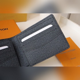 Изготовлен из ткани с покрытием Monogram в ретро-стиле синего цве