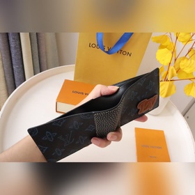 Изготовлен из ткани с покрытием Monogram в ретро-стиле синего цве