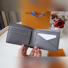 Этот кошелек Louis Vuitton Multiple отличается лаконичным дизайно