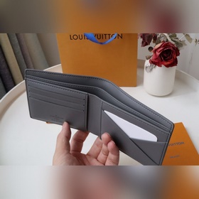 Этот кошелек Louis Vuitton Multiple отличается лаконичным дизайно
