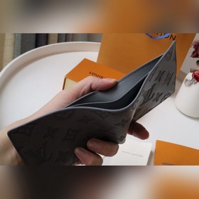 Этот кошелек Louis Vuitton Multiple отличается лаконичным дизайно