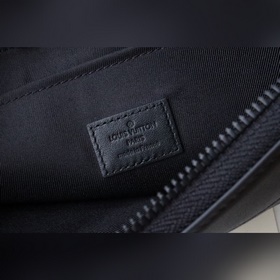 Изготовлен из ткани Monogram Eclipse с заклепками, которые сдержа