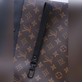 Изготовлен из ткани Monogram Eclipse с заклепками, которые подчер