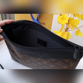 Изготовлен из ткани Monogram Eclipse с заклепками, которые подчер