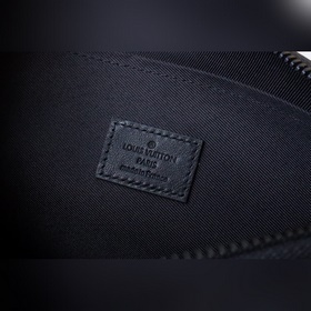 Изготовлен из ткани Monogram Eclipse с заклепками, которые подчер
