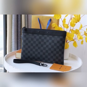 Изготовлен из ткани Monogram Eclipse с заклепками, которые подчер