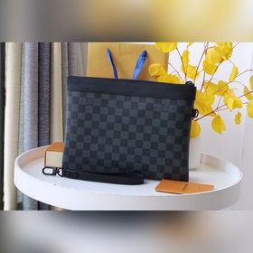 Изготовлен из ткани Monogram Eclipse с заклепками, которые подчер