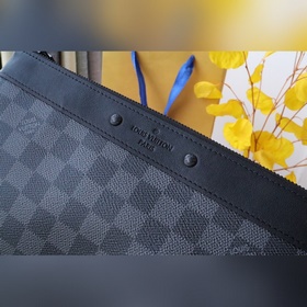 Изготовлен из ткани Monogram Eclipse с заклепками, которые подчер