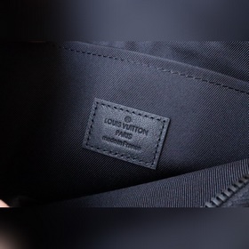 Изготовлен из ткани Monogram Eclipse с заклепками, которые подчер