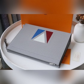 Pochette Voyage — это сумка-клатч, выполненная в традиционном для