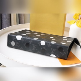 LV X YK POCHETTE VOYAGE сумочка! Эта сумка Pochette Voyage средн