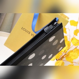 LV X YK POCHETTE VOYAGE сумочка! Эта сумка Pochette Voyage средн