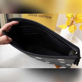 LV X YK POCHETTE VOYAGE сумочка! Эта сумка Pochette Voyage средн