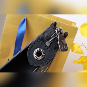 Шовный принт Эта сумка из кожи Taga и канвы Monogram сочетает в с