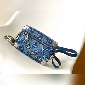 Четырехугольная сумка M21368 Mini Soft Trunk изготовлена из кожи,