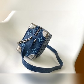 Четырехугольная сумка M21368 Mini Soft Trunk изготовлена из кожи,