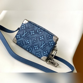 Четырехугольная сумка M21368 Mini Soft Trunk изготовлена из кожи,