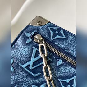 Четырехугольная сумка M21368 Mini Soft Trunk изготовлена из кожи,