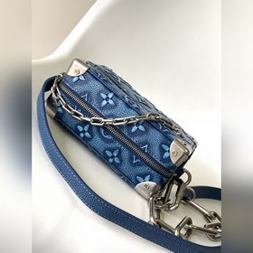 Четырехугольная сумка M21368 Mini Soft Trunk изготовлена из кожи,