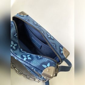 Четырехугольная сумка M21368 Mini Soft Trunk изготовлена из кожи,