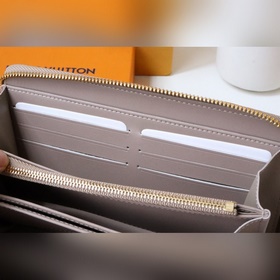 Изготовлен из кожи ягненка с тисненым узором Monogram, который га