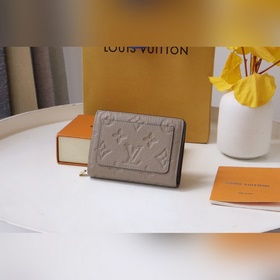 Этот кошелек Cléa изготовлен из мягкой кожи Monogram Empreinte с 