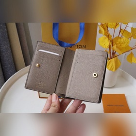 Этот кошелек Cléa изготовлен из мягкой кожи Monogram Empreinte с 