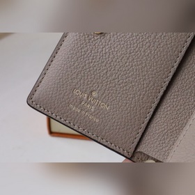 Этот кошелек Cléa изготовлен из мягкой кожи Monogram Empreinte с 