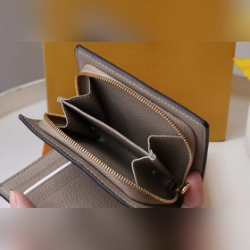Этот кошелек Cléa изготовлен из мягкой кожи Monogram Empreinte с 