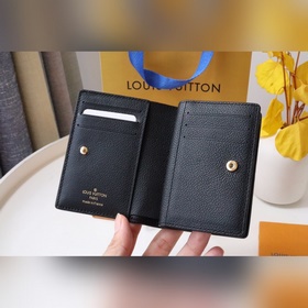 Этот кошелек Cléa изготовлен из мягкой кожи Monogram Empreinte с 
